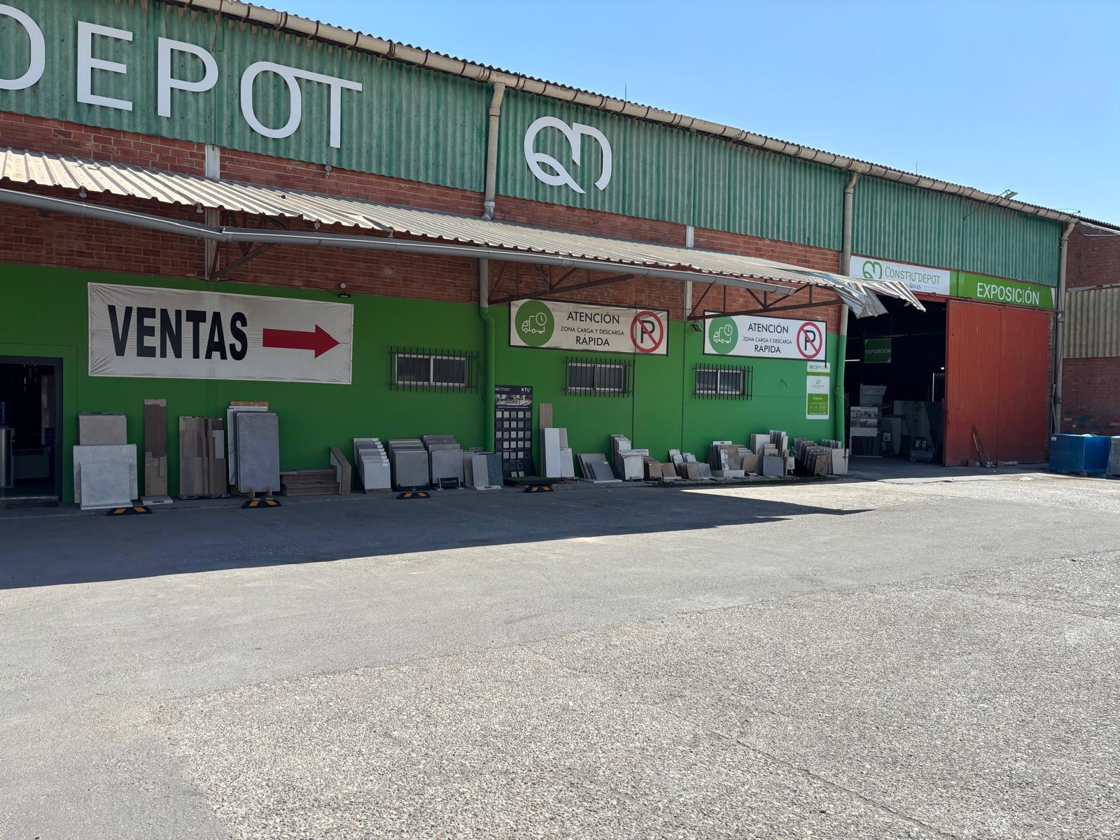 Fachada de Construdepot con zona de carga y descarga rápida