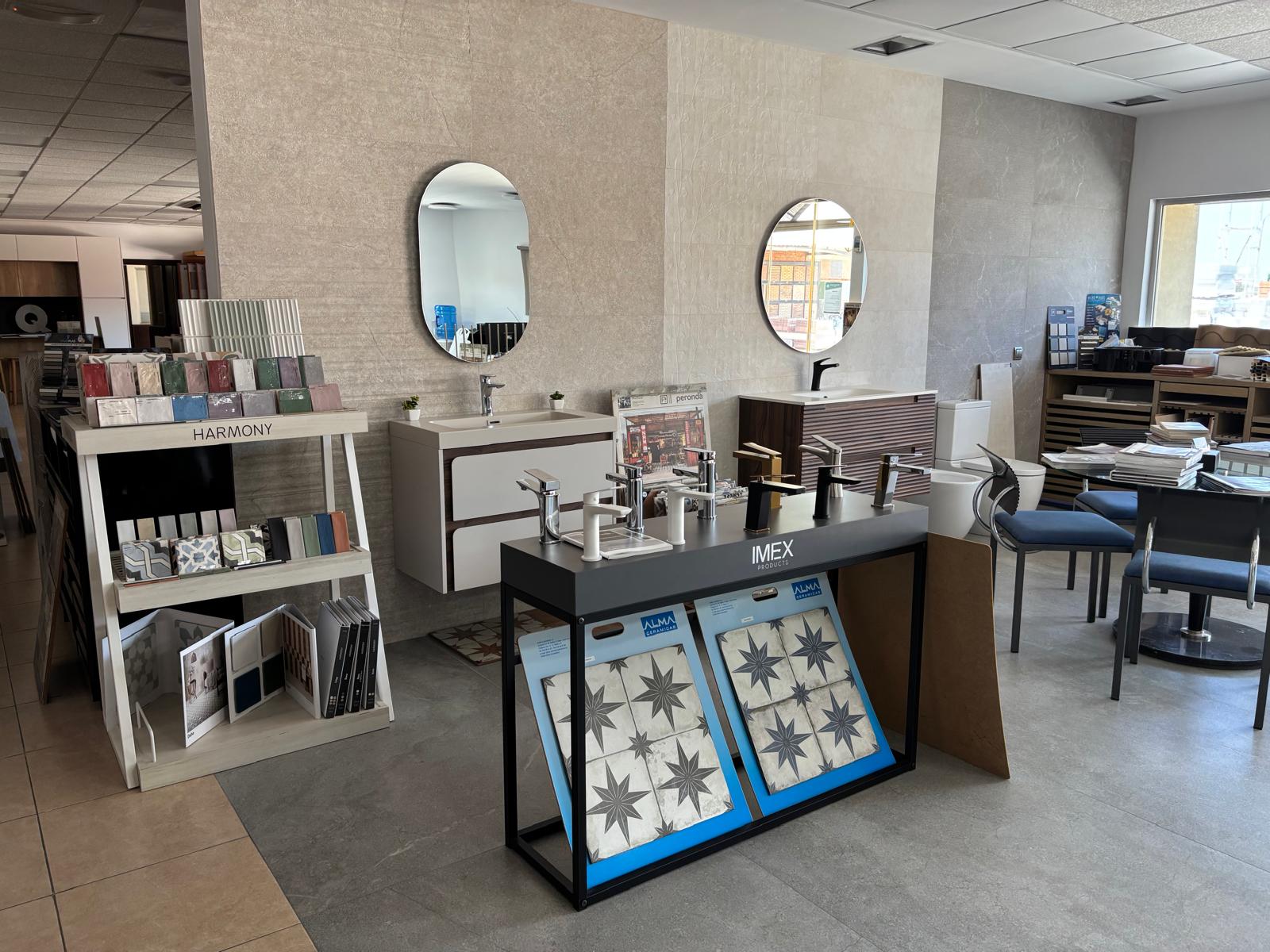 Expositor de griferías y muestras de azulejo Keraben