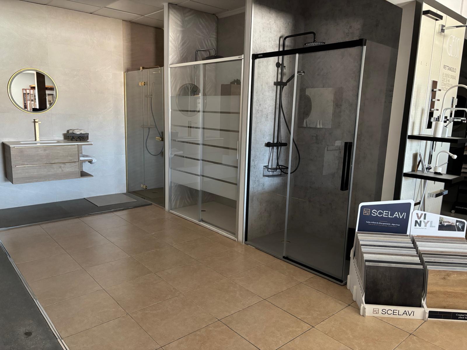Exposición de mamparas de ducha de varios acabados
