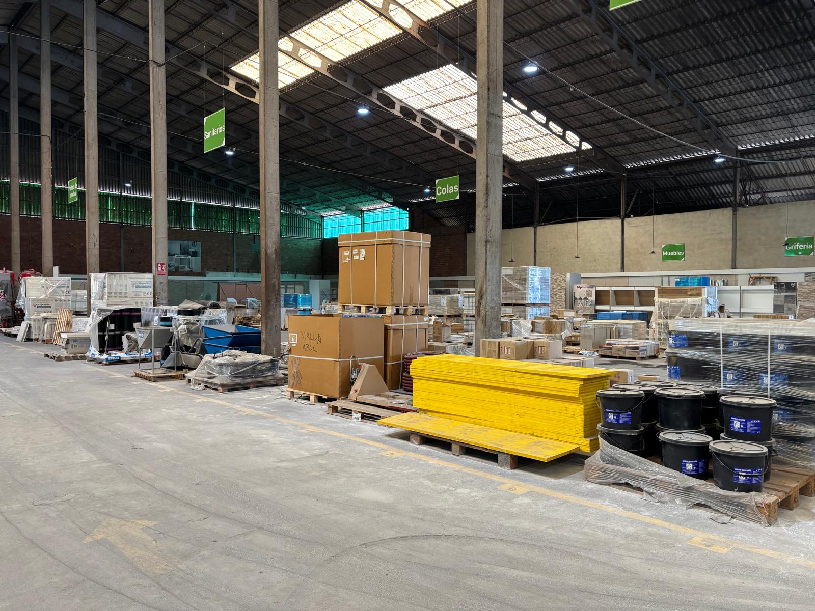 Nave de almacén con perfilería y placas de Pladur en estanterías