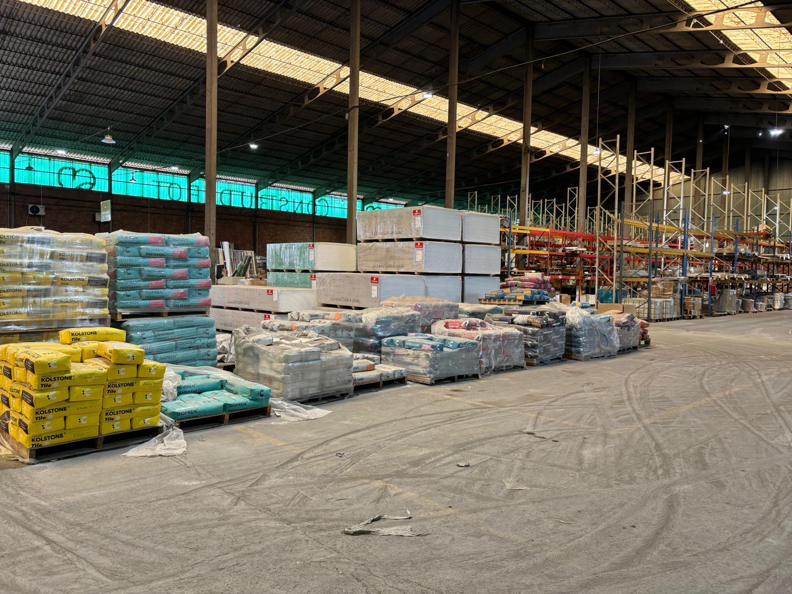 Nave de almacén con palés de ladrillo cerámico bajo cartel de Ladrillos