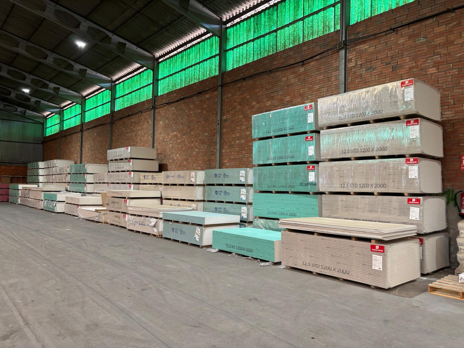 Nave de almacén con stock de placas de Pladur y Escayescos