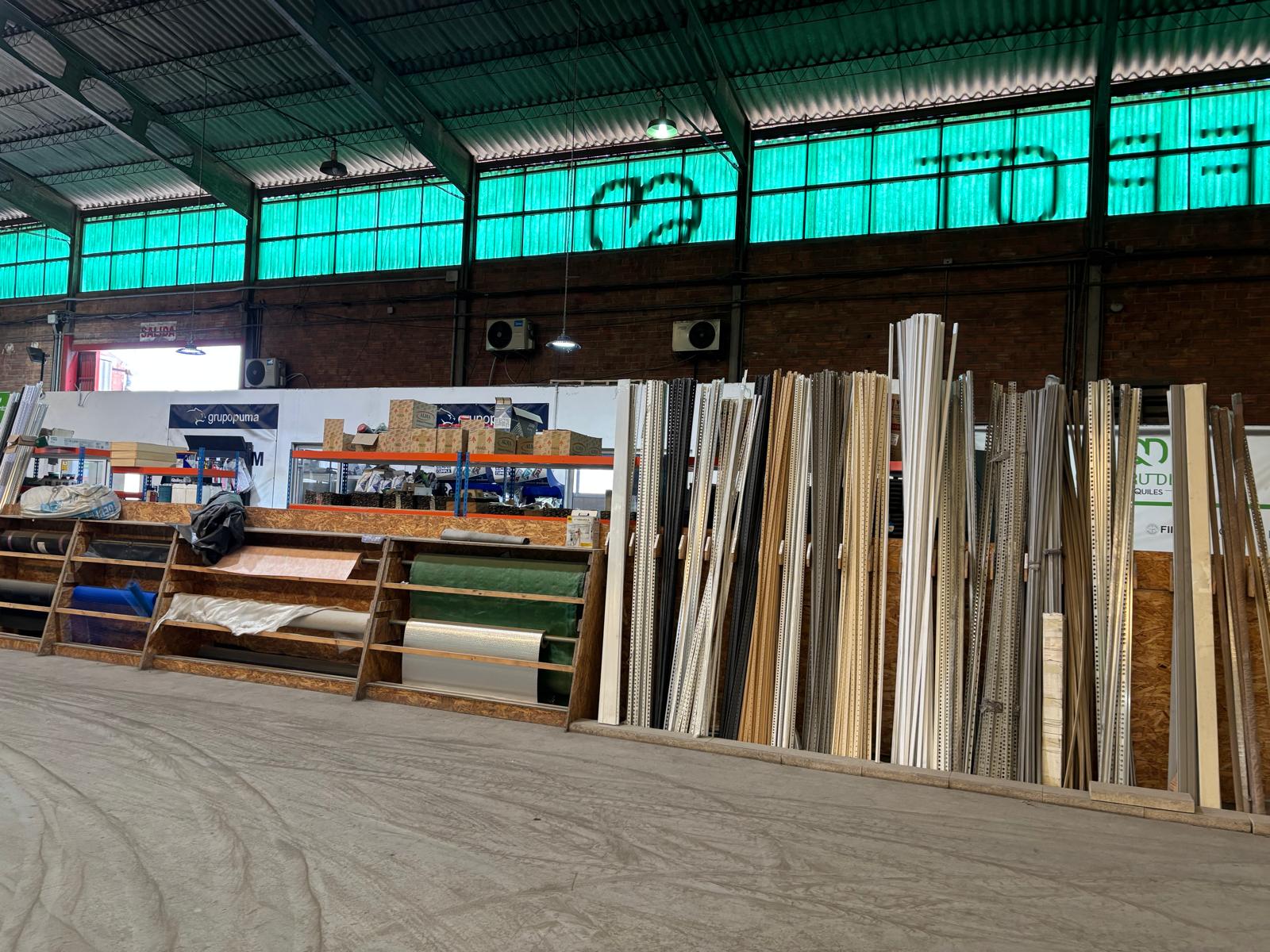 Nave de almacén con estanterías de picking y pasillo central